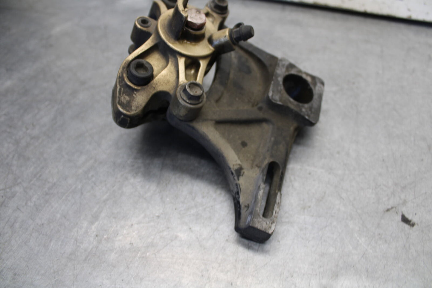 04-05 SUZUKI GSXR600 REAR BACK BRAKE CALIPER W MOUNT BRACKET BB658