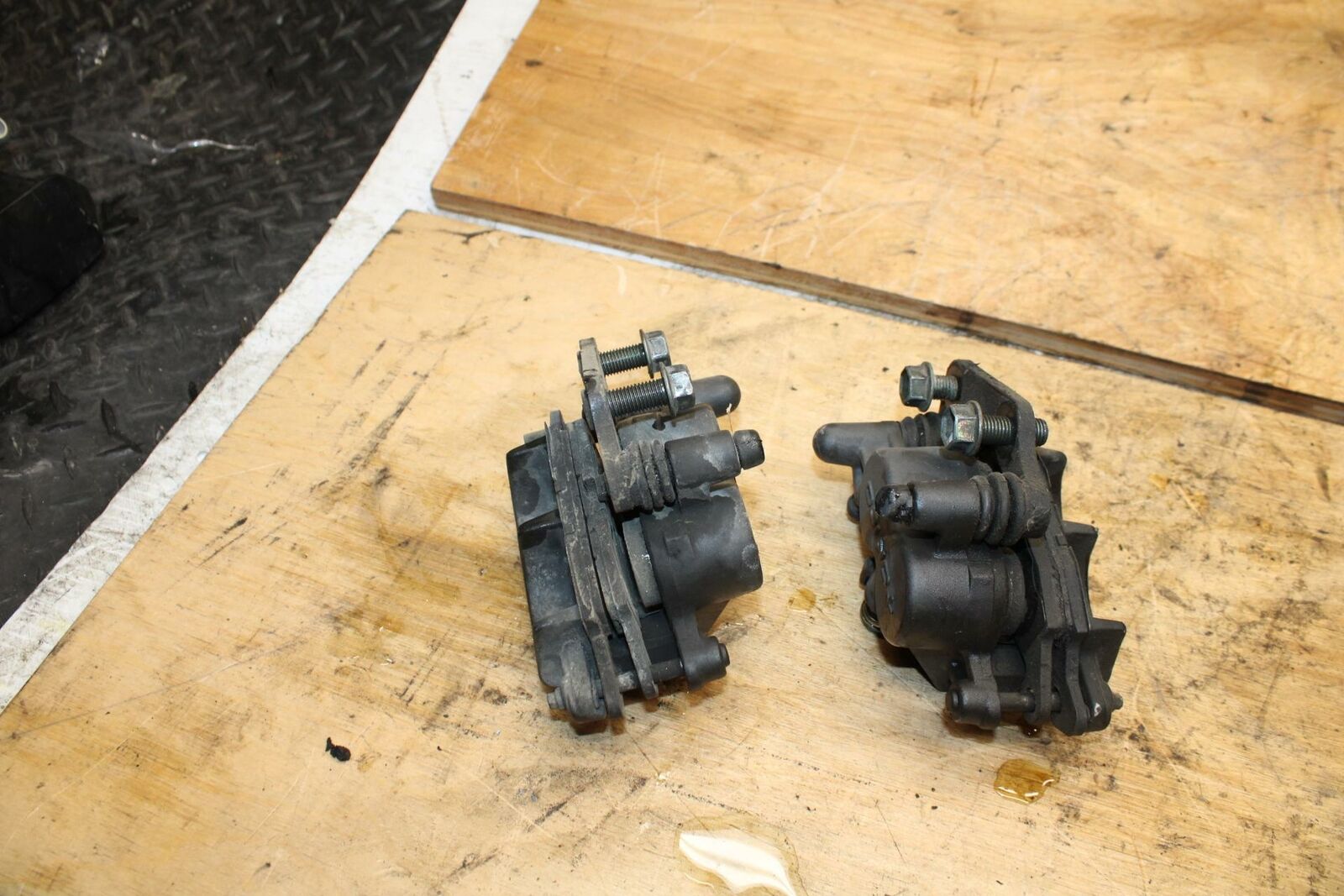 02-03 SUZUKI VSTROM 1000 RIGHT LEFT FRONT BRAKE CALIPER SET PAIR CALIPERS BB331