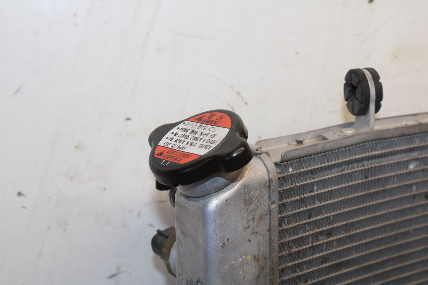 04 SUZUKI GSXR600 ENGINE RADIATOR MOTOR COOLER COOLING RADIATER BB676