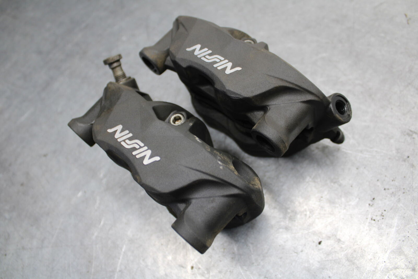09-11 TRIUMPH DAYTONA 675 RIGHT LEFT FRONT BRAKE CALIPER SET PAIR CALIPERS BB652