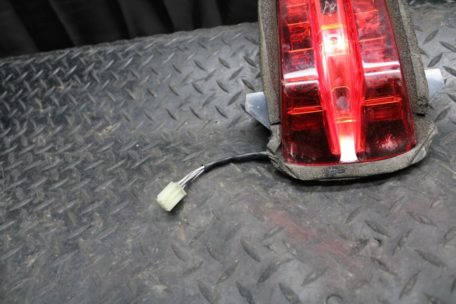 03 SUZUKI SV650S REAR TAIL TAILLIGHT BACK BRAKE LIGHT BB219