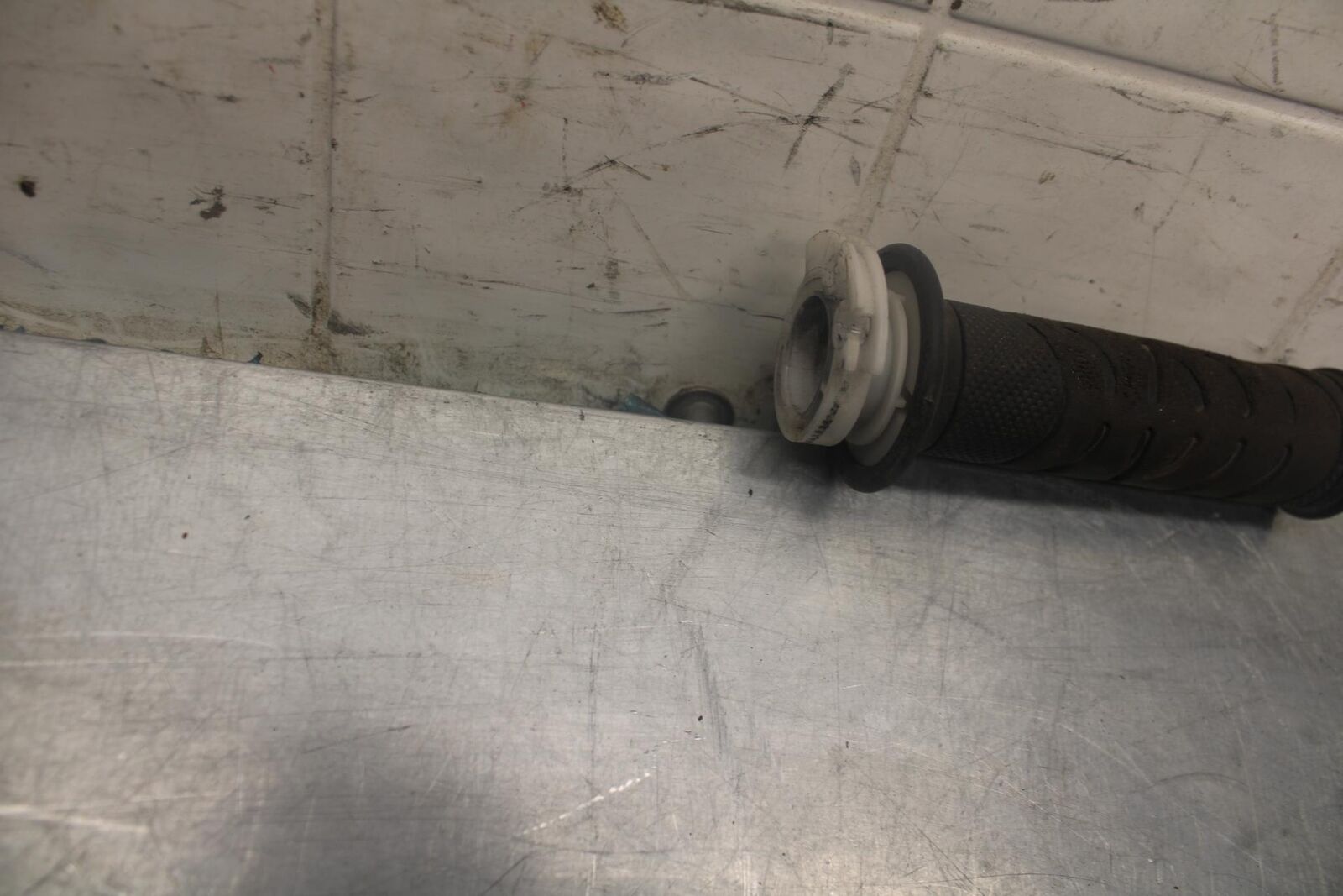 03-04 SUZUKI GSXR1000 RIGHT THROTTLE GRIP TUBE BB459