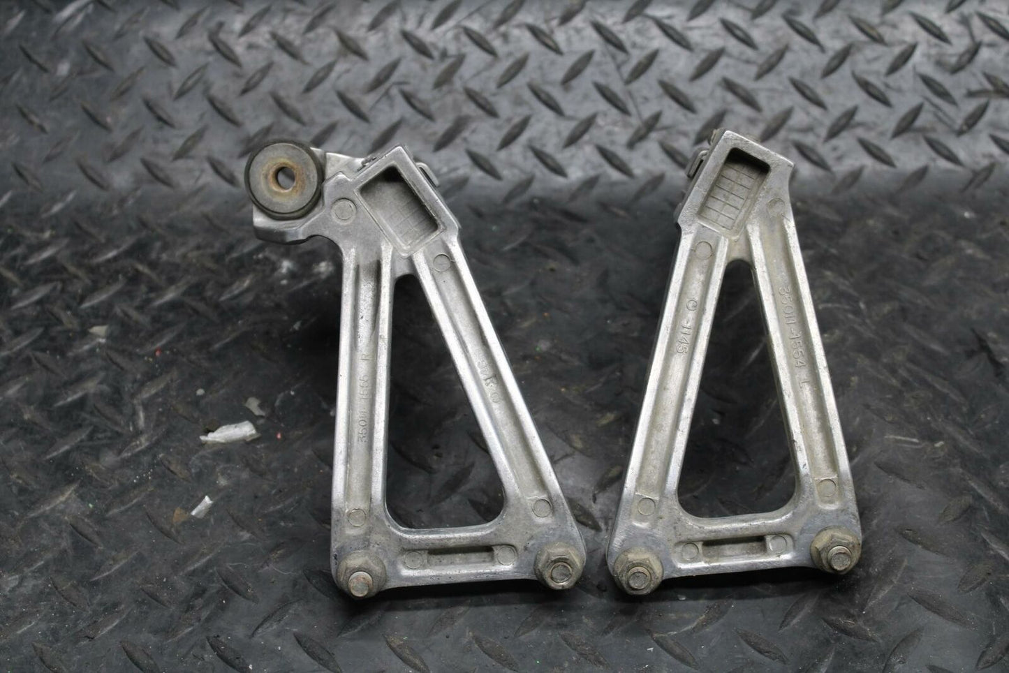 93 KAWASAKI NINJA ZX750L REAR BACK PASSENGER PEG SET PAIR BB195