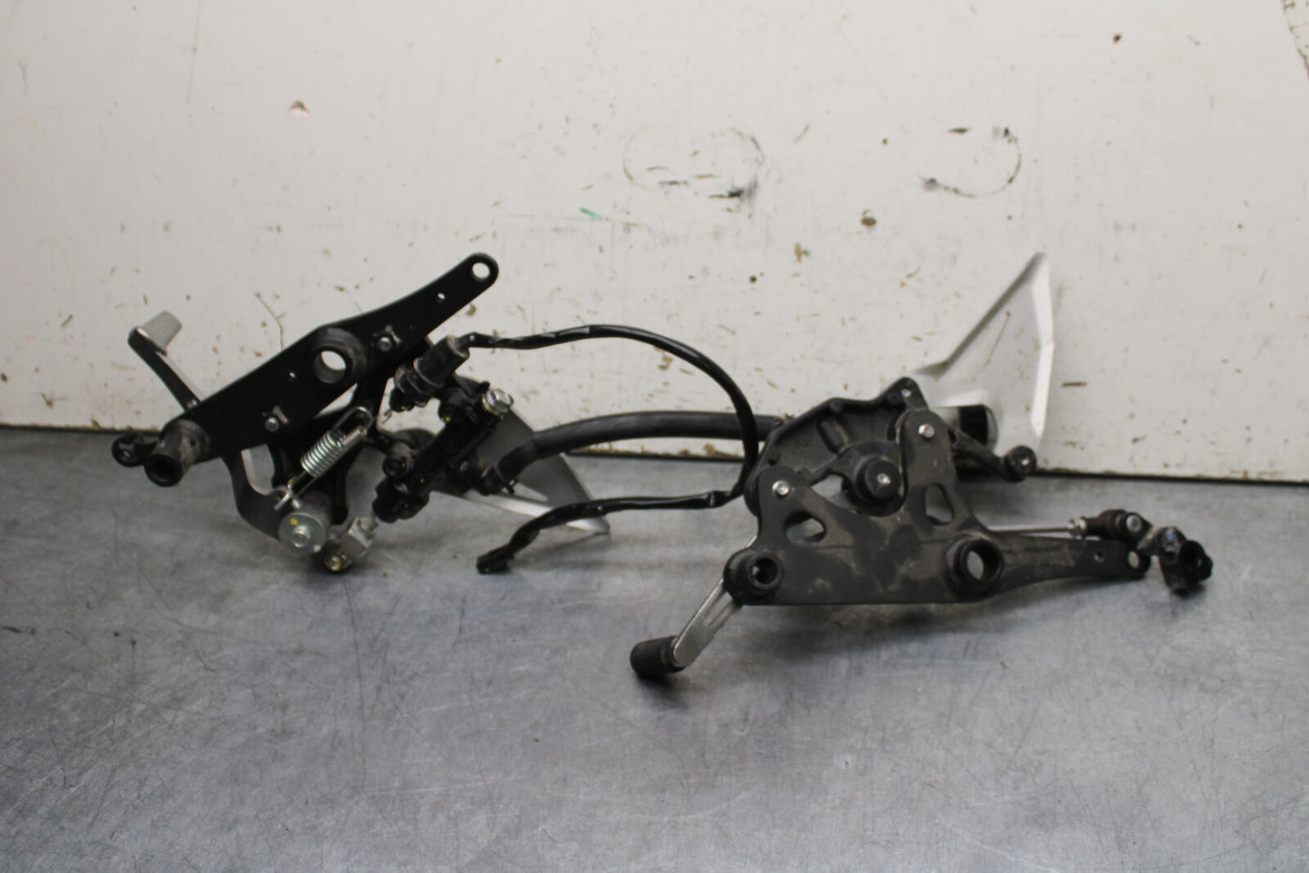 24 KAWASAKI NINJA 500 ABS RIGHT LEFT REARSETS REAR SET DRIVER FOOT PEGS BB730