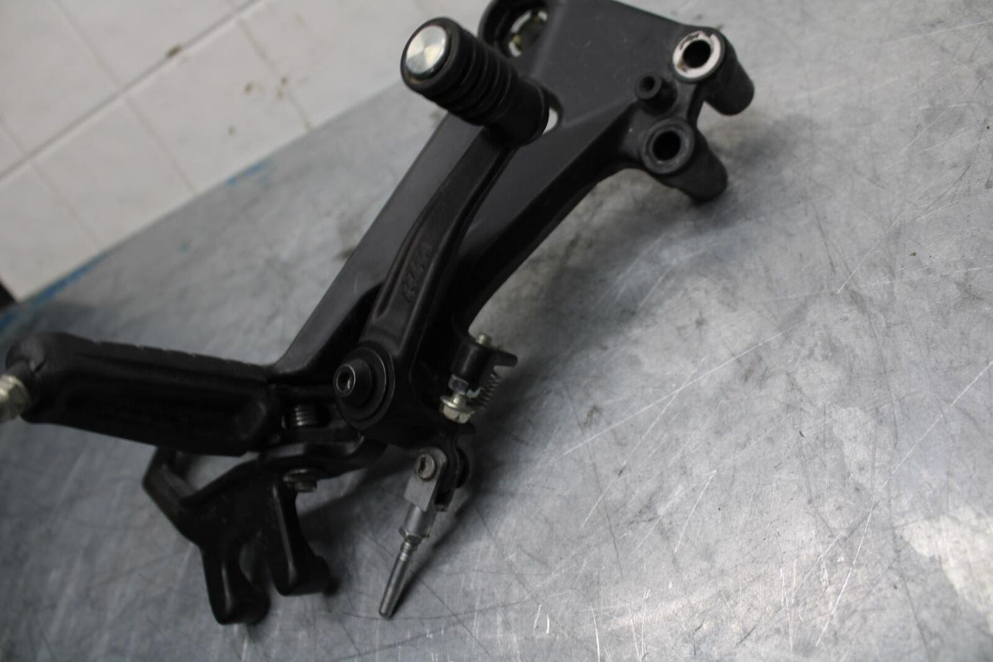 18 KTM RC 390 RIGHT REARSET REAR SET DRIVER FOOT PEG REST STOP BB442