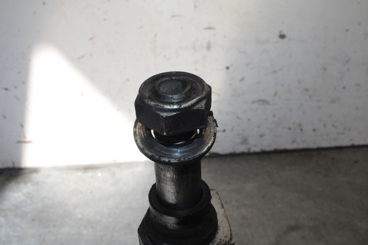 07-08 TRIUMPH DAYTONA 675 REAR AXLE BACK WHEEL RIM PIVOT BOLT AXEL BB685