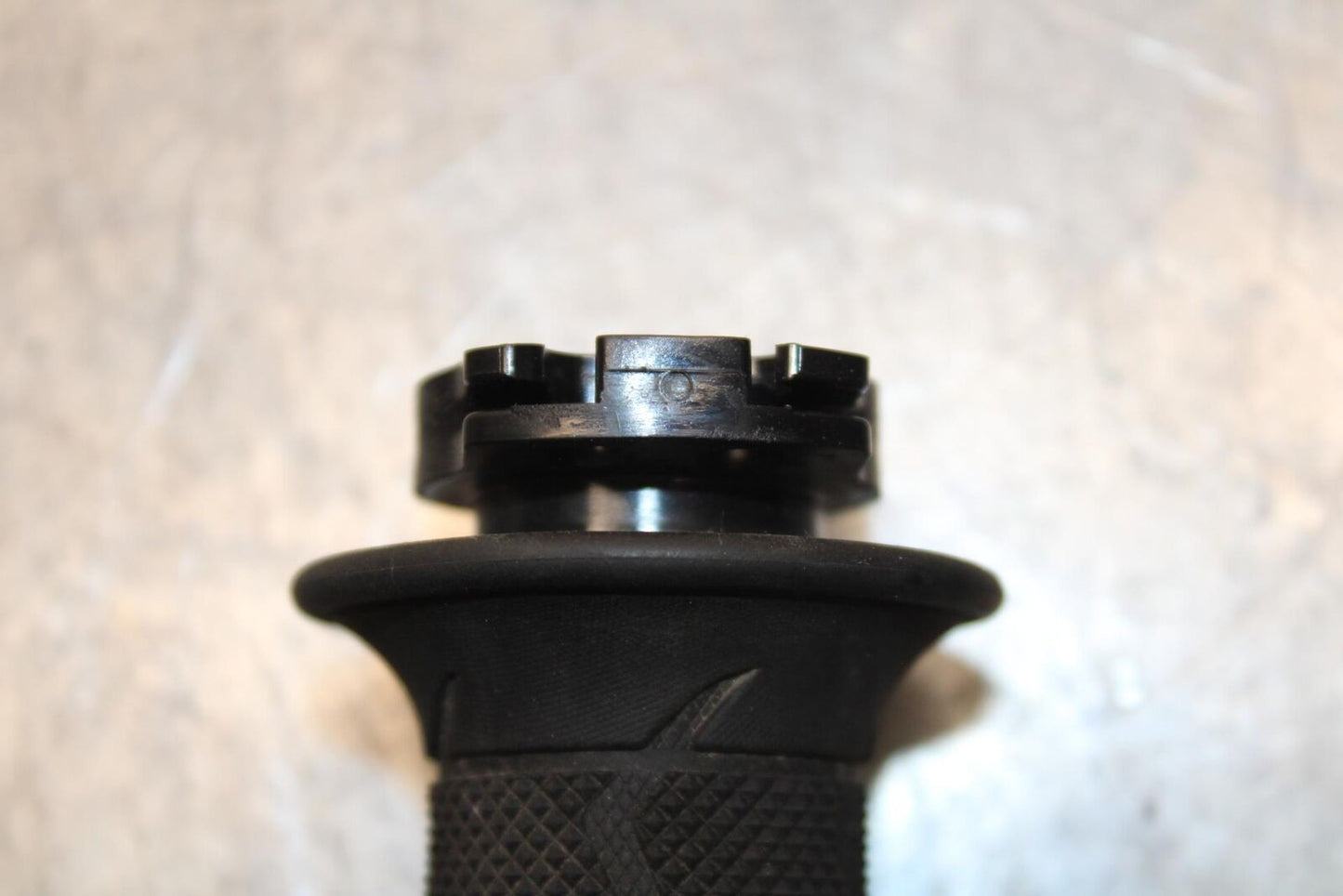 20 SUZUKI GSXR 1000 RIGHT THROTTLE GRIP BB597