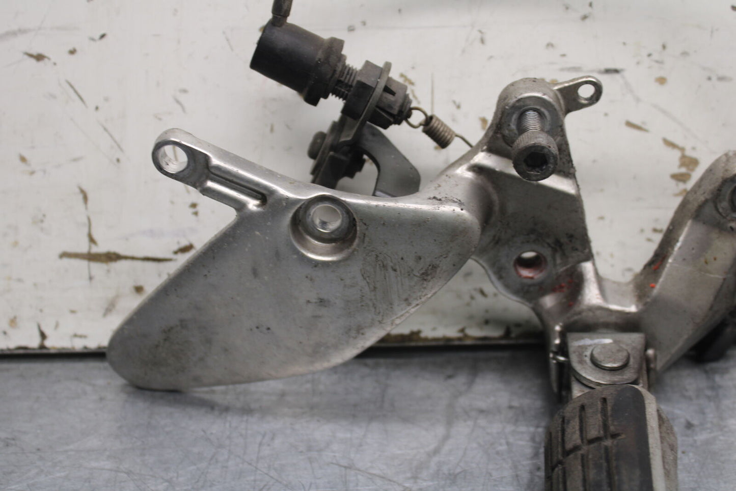 96-07 YAMAHA YZF600R RIGHT REARSET REAR SET DRIVER FOOT PEG REST STOP BB746