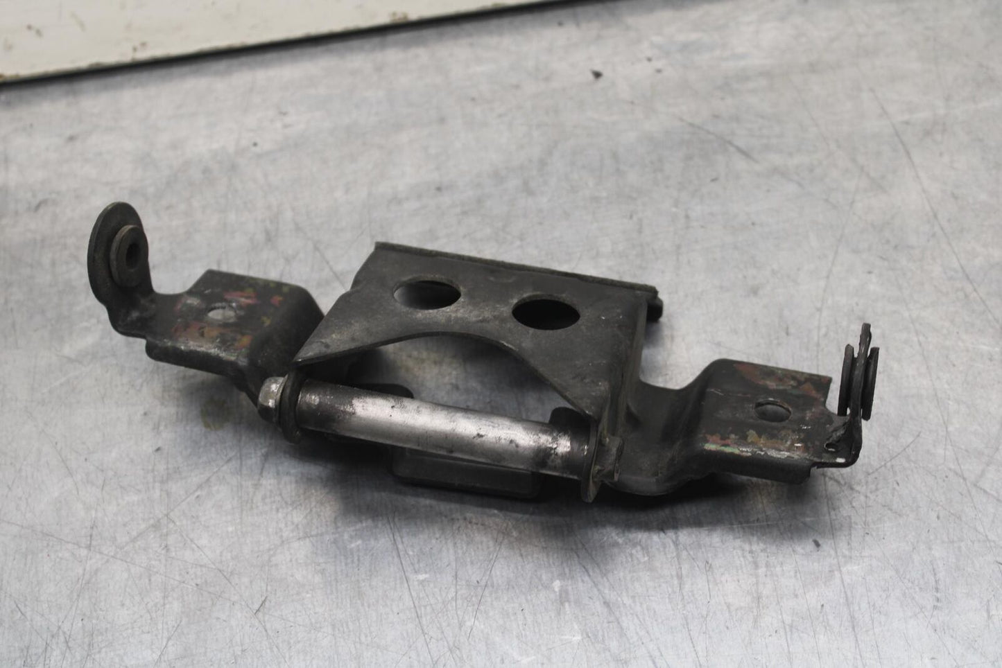 1999 Suzuki GSXR600 FRONT GAS TANK BRACKET MOUNT BB608
