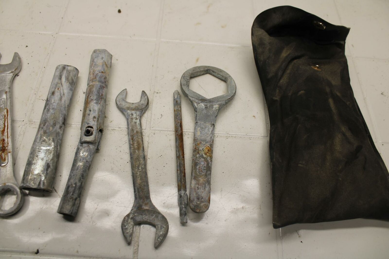 01-02 SUZUKI GSXR750 STOCK TOOLS OEM TOOL BAG KIT SET BB402