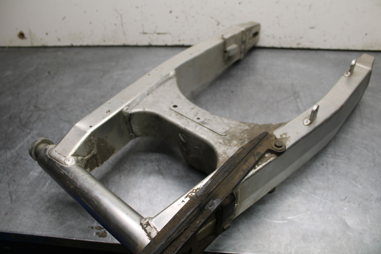 02-03 SUZUKI VSTROM 1000 REAR SWINGARM BACK SUSPENSION SWING ARM BB69