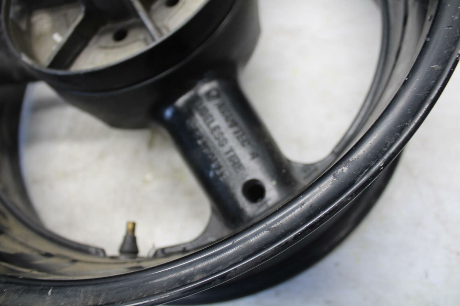 00-07 SUZUKI HAYABUSA REAR WHEEL BACK RIM64111-33E11-35W BB281