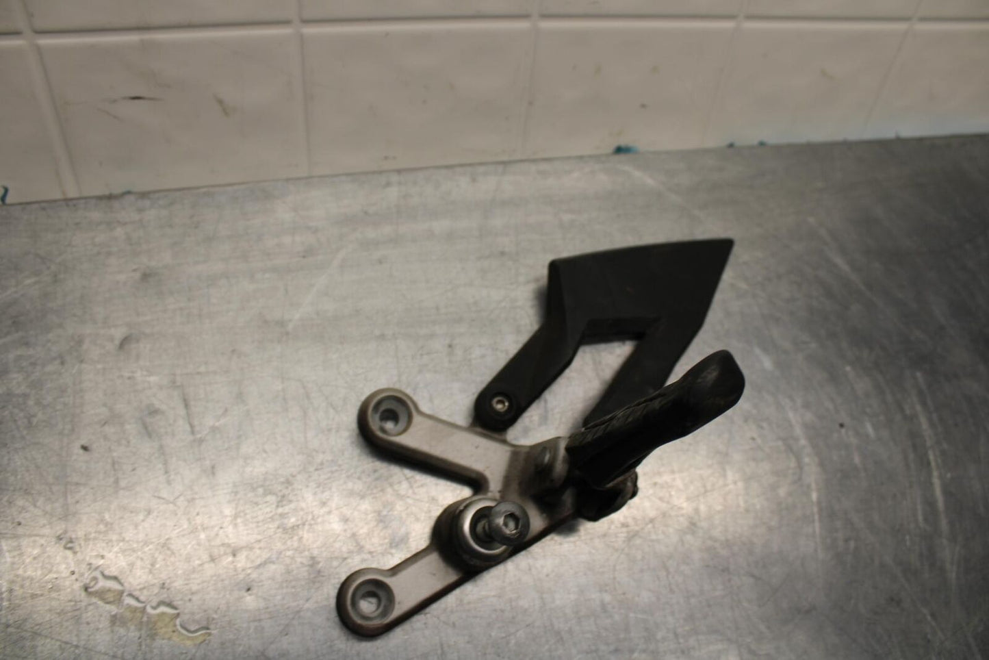 07-11 KTM 990 SUPER DUKE LEFT REARSET REAR SET DRIVER FOOT PEG REST STOP BB578