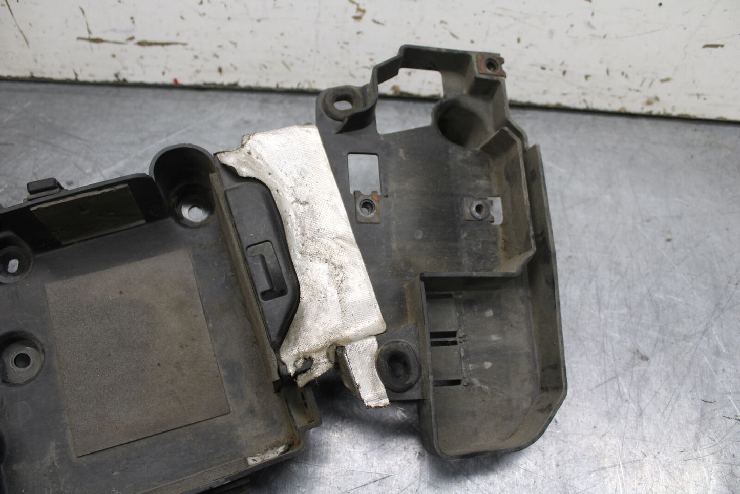 99-00 YAMAHA V STAR 1100 BATTERY TRAY BOX HOLDER BB711