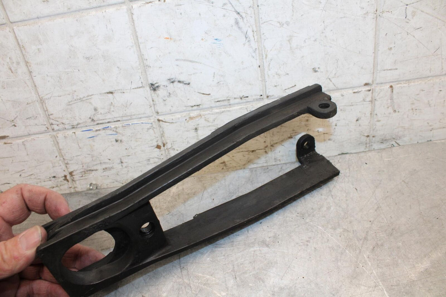 2007 Suzuki GSXR750 SWINGARM CHAIN BUFFER SLIDER GUIDE 61273-01H00 BB546