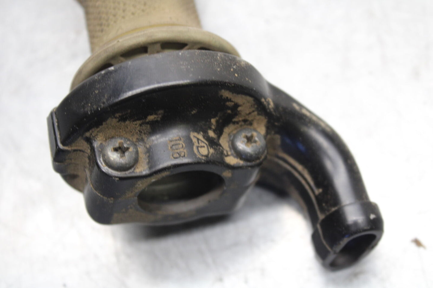 09-11 TRIUMPH DAYTONA 675 THROTTLE CABLE LINE HOUSING GUIDE BB652