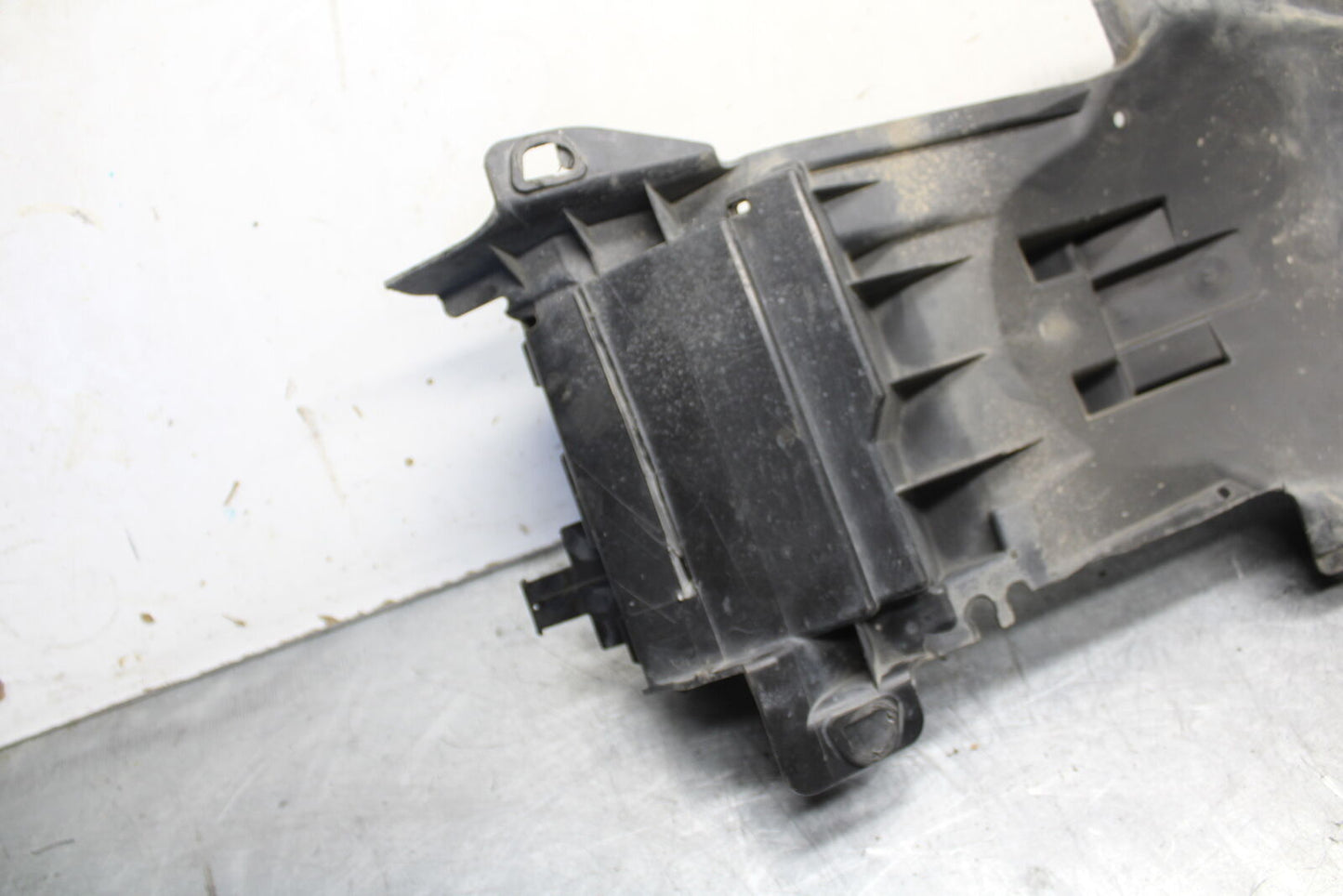 04-05 SUZUKI GSXR600 REAR BACK TAIL UNDERTAIL BATTERY TRAY PLASTIC BB658