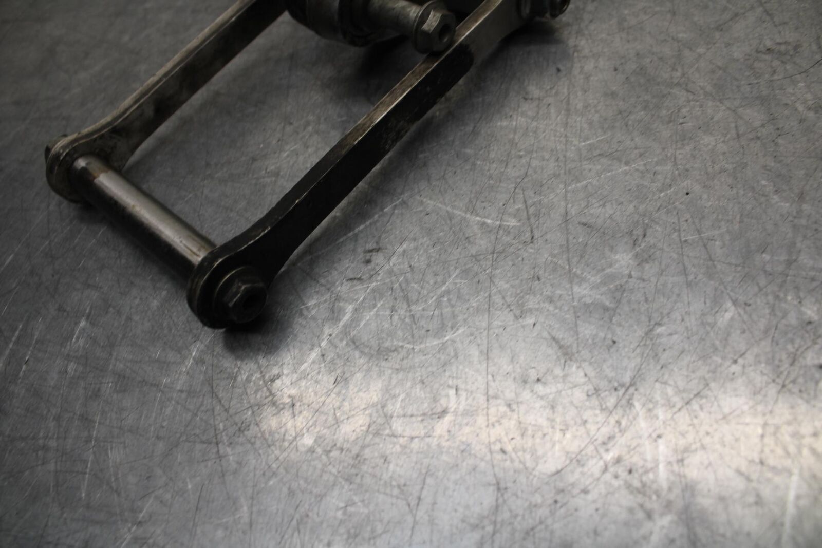 01 SUZUKI GSXR1000 REAR DOGBONE SHOCK LINKAGE LINK 62600-35870 BB100