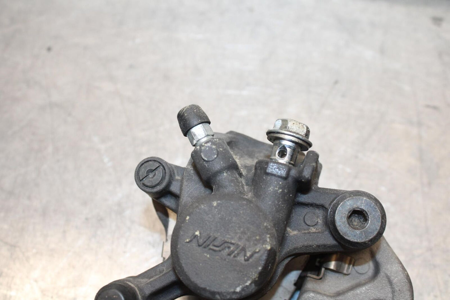 2011 Suzuki GSXR600 REAR BACK BRAKE CALIPER W MOUNT BRACKET 69100-47H10-999 BB94