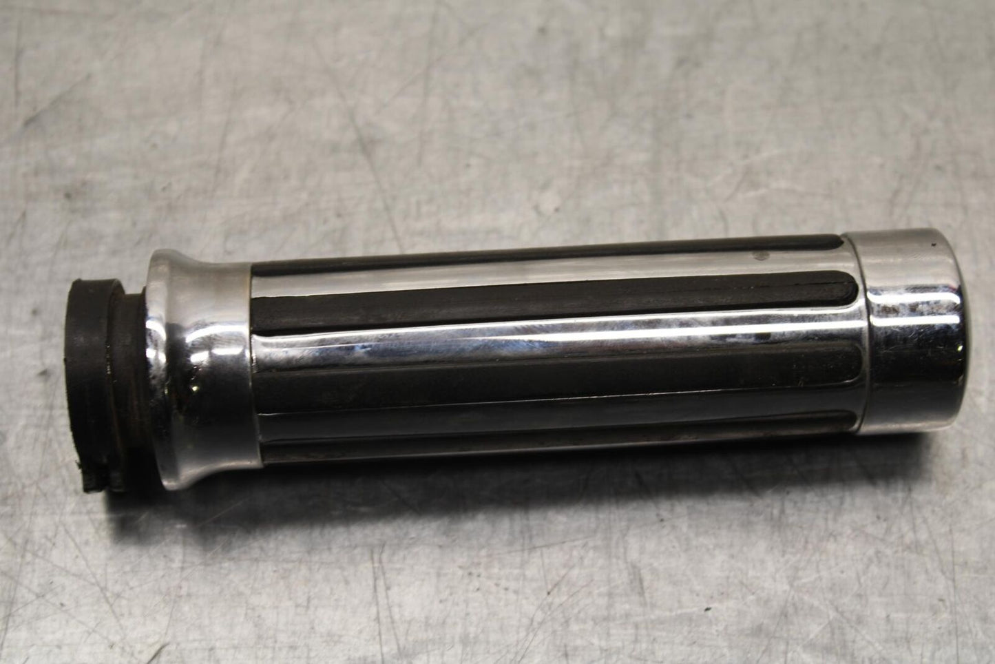2004 Suzuki Intruder 1500 VL1500 RIGHT THROTTLE GRIP BB573