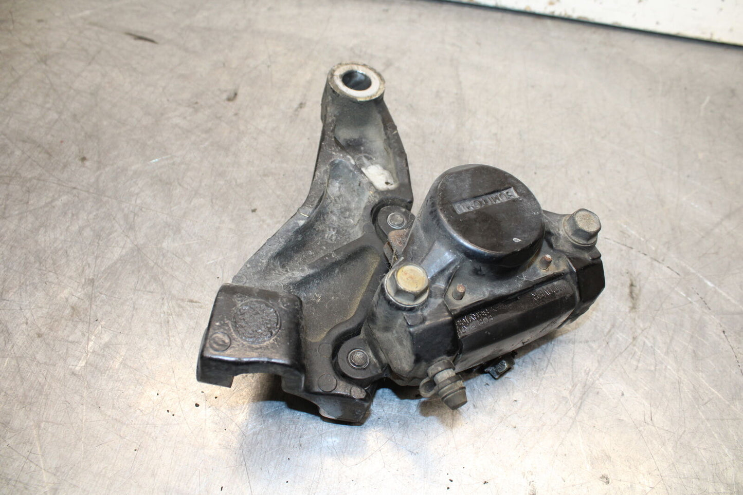 99-00 YAMAHA V STAR 1100 REAR BACK BRAKE CALIPER W MOUNT BRACKET BB711