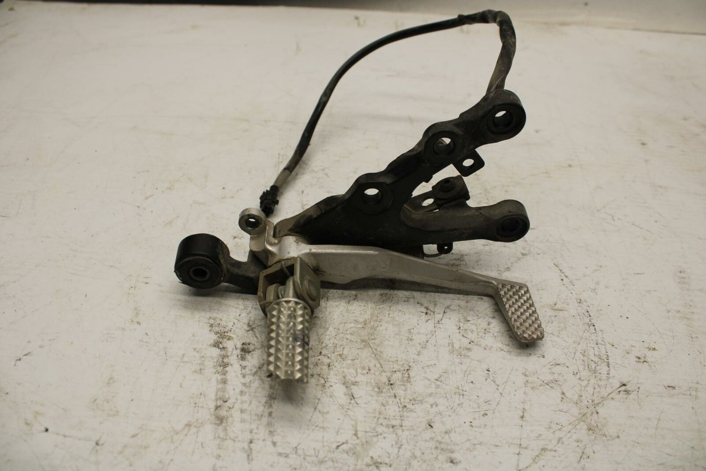 08-17 YAMAHA YZF R6 RIGHT REARSET REAR SET DRIVER FOOT PEG REST STOP BB354