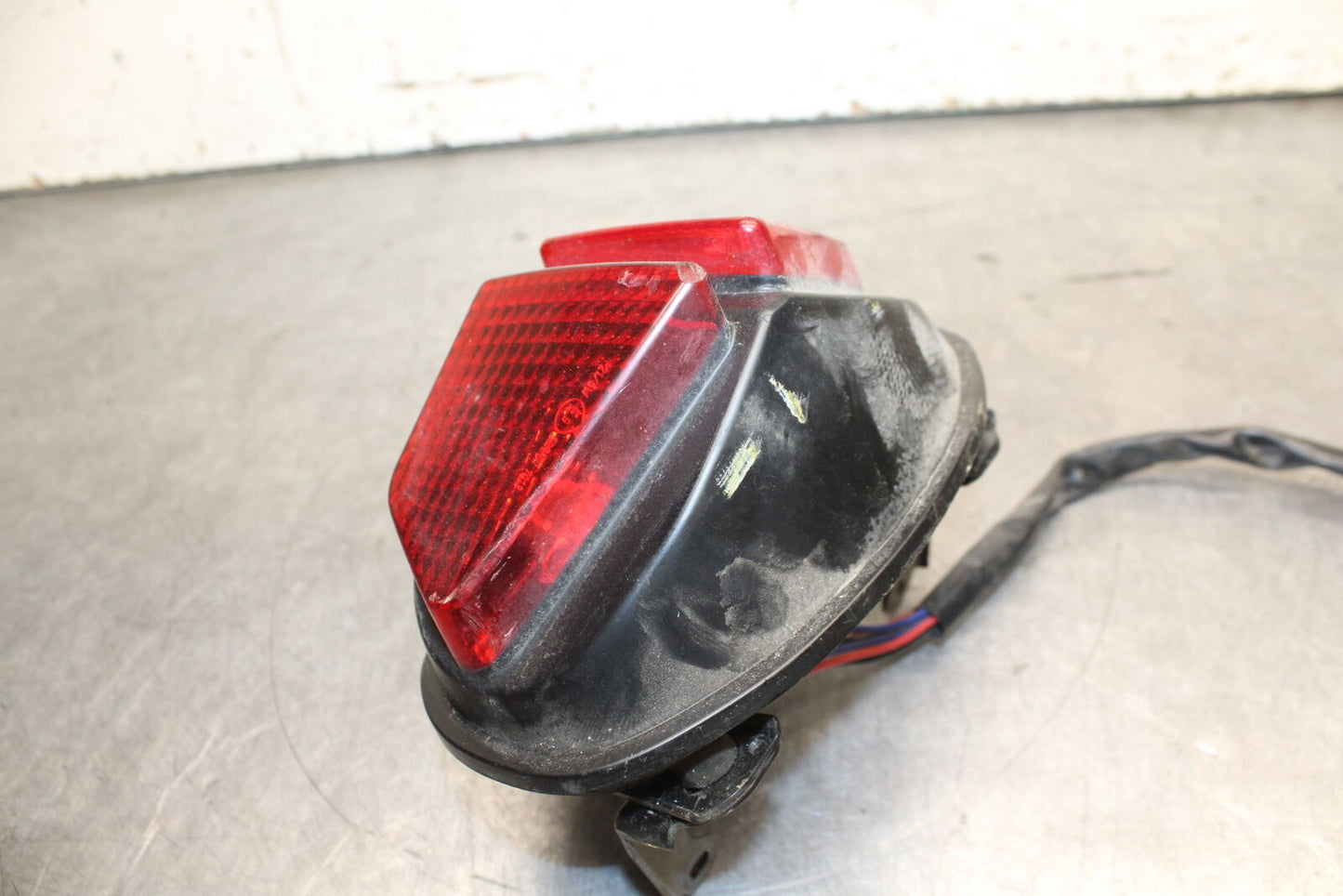 03-04 TRIUMPH DAYTONA 600 REAR TAIL TAILLIGHT BACK BRAKE LIGHT BB745