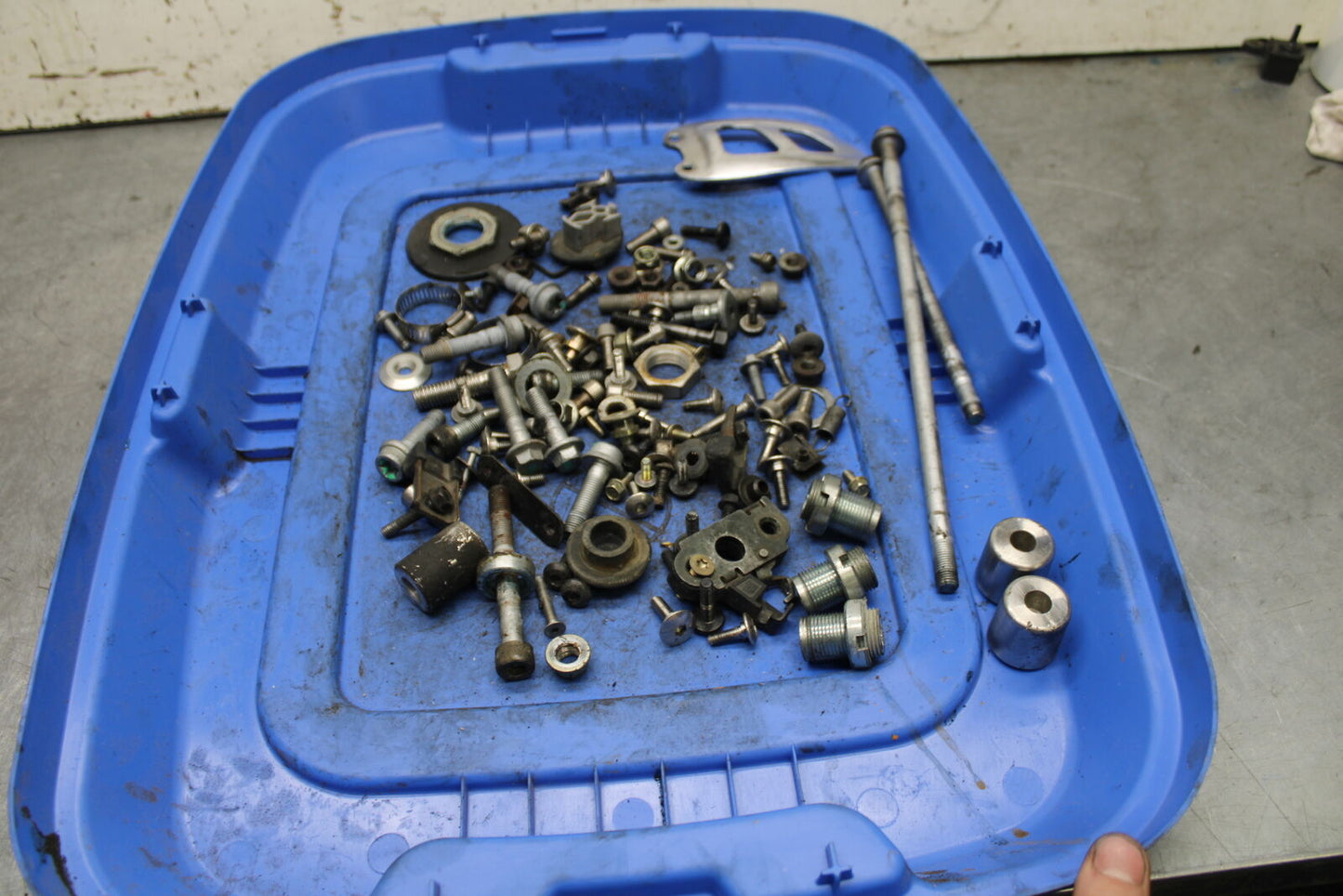 03-04 TRIUMPH DAYTONA 600 MOUNTING BOLTS HARDWARE MOTOR SCREWS BB745
