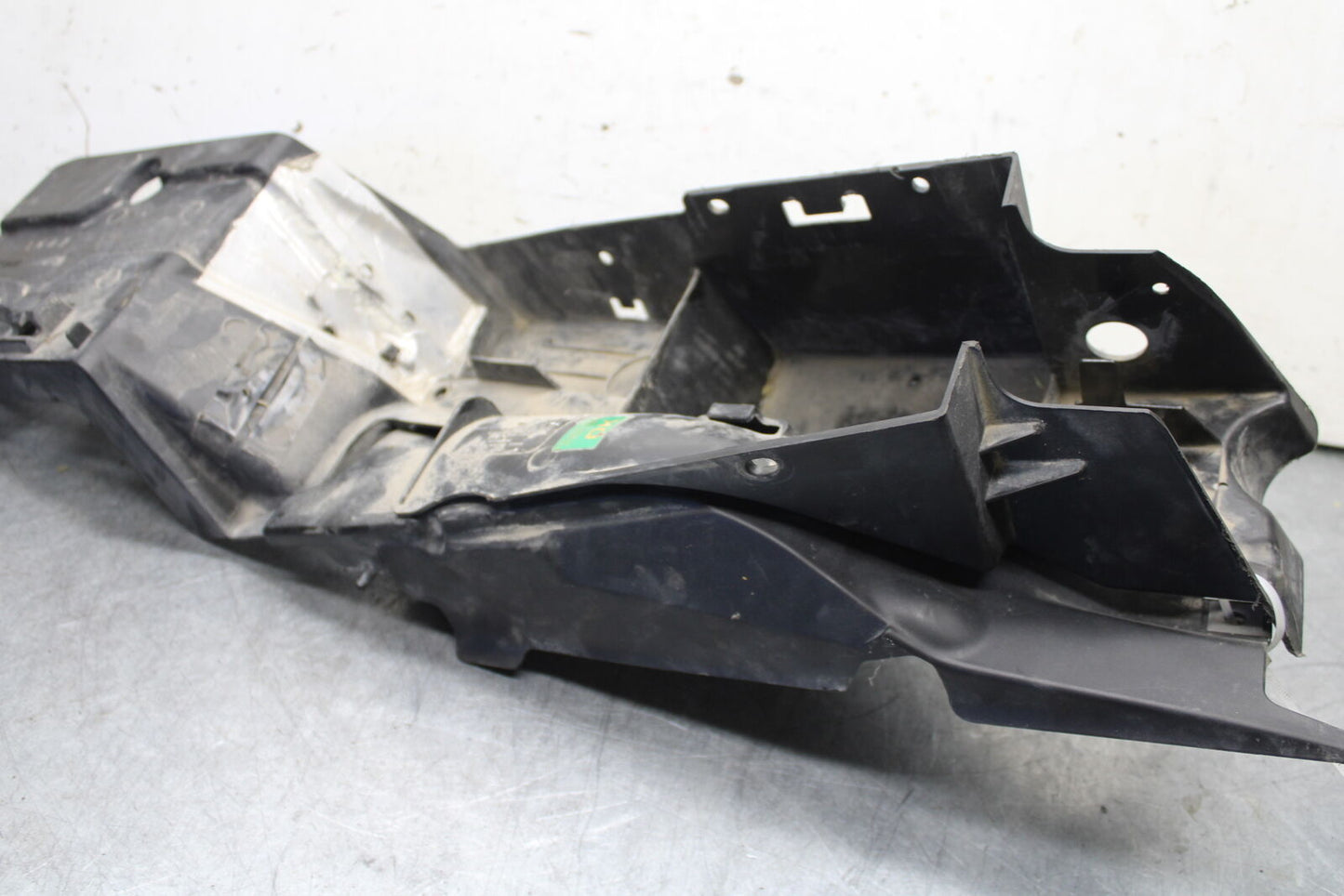 09-11 TRIUMPH DAYTONA 675 REAR BACK TAIL UNDERTAIL BATTERY TRAY PLASTIC BB652