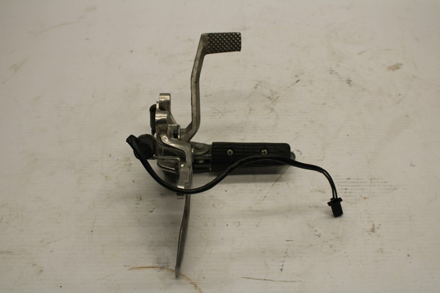 96 YAMAHA YZF750R RIGHT REARSET REAR SET DRIVER FOOT PEG REST STOP BB237 B