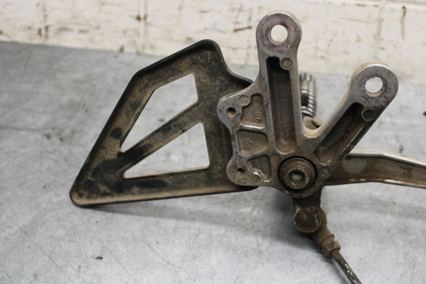 2001 Suzuki GSXR600 LEFT REARSET REAR SET DRIVER FOOT PEG REST STOP BB59