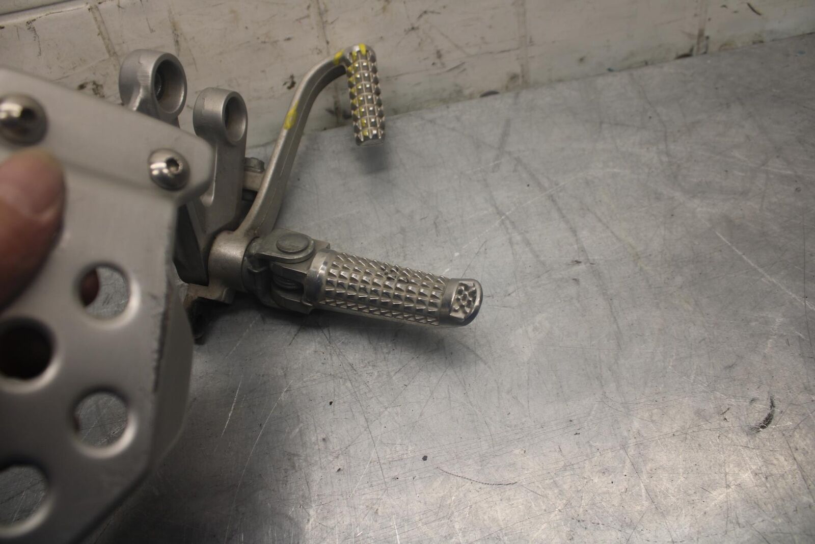 03-04 SUZUKI GSXR1000 RIGHT REARSET REAR SET DRIVER FOOT PEG REST STOP BB459