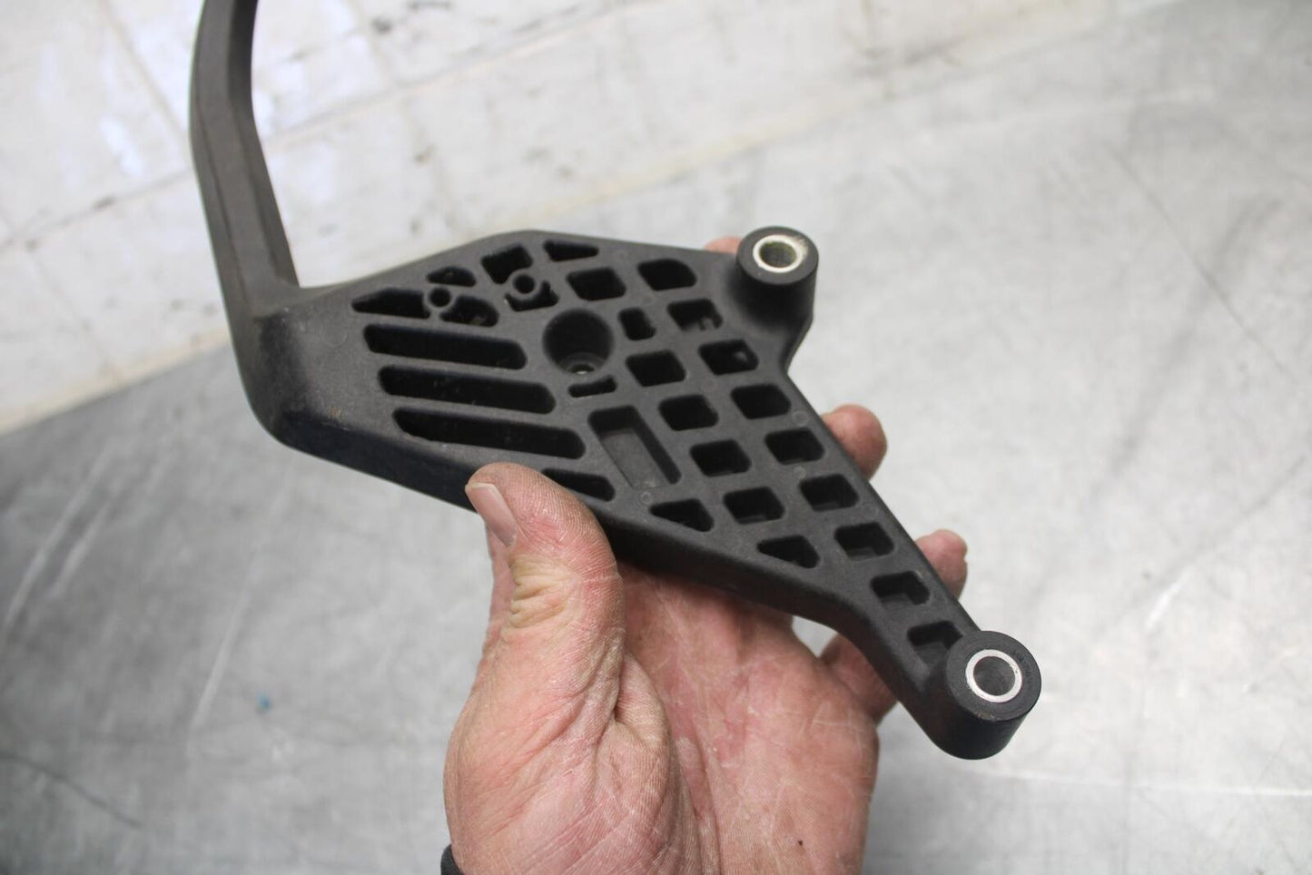 22 KTM 890 ADVENTURE RIGHT PASSENGER REAR SEAT GRAB BAR HANDLE BB514