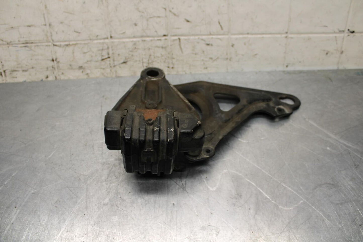 1979 Yamaha XS1100 REAR BACK BRAKE CALIPER W MOUNT BRACKET BB572