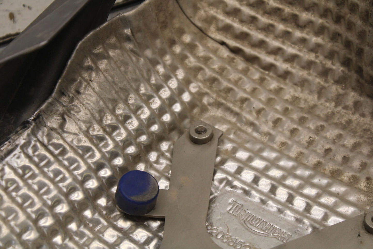 09-11 TRIUMPH DAYTONA 675 MUFFLER EXHAUST PIPE COVER HEAT SHIELD GUARD BB652