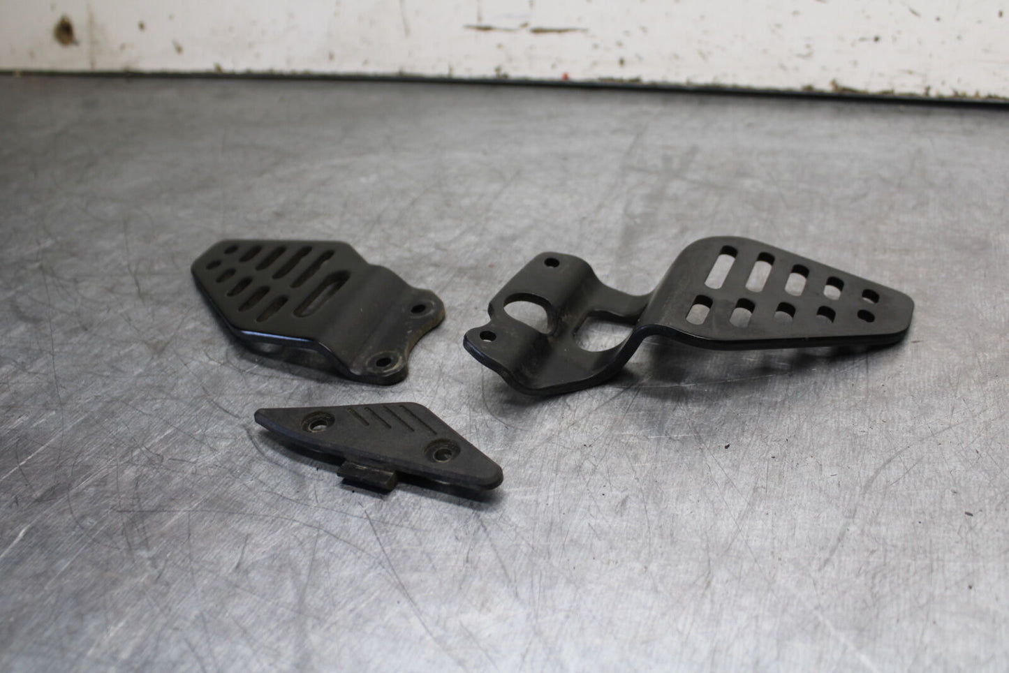 08-16 YAMAHA YZF R6 RIGHT & LEFT REARSET REAR SET HEEL GUARD COVER BB436
