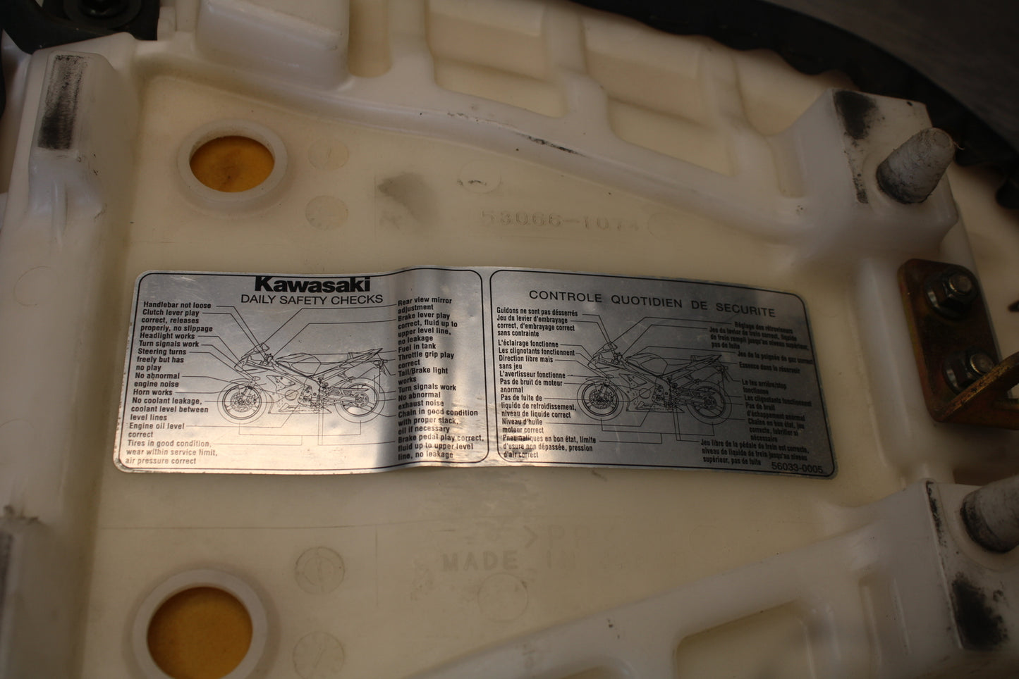 03-04 KAWASAKI NINJA ZX6R REAR BACK PASSENGER TANDEM SEAT PAD SADDLE BB397