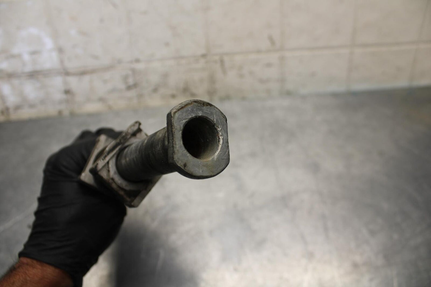 2008 Aprilia Shiver 750 SL750 REAR AXLE BACK WHEEL RIM PIVOT BOLT AXEL BB551