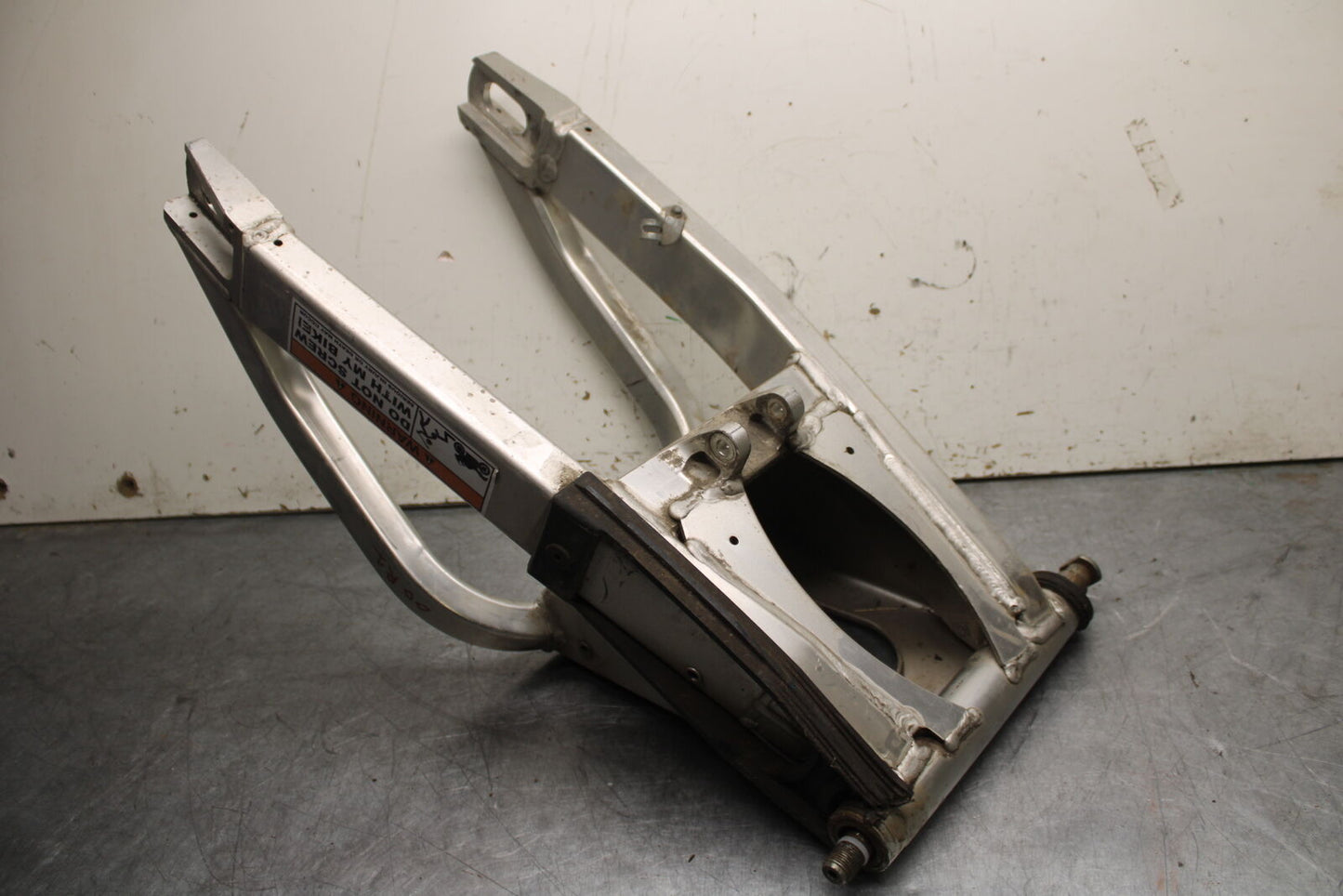 03-04 YAMAHA YZF R6 REAR SWINGARM BACK SUSPENSION SWING ARM BB25
