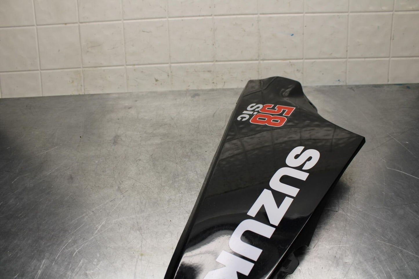 20 SUZUKI GSXR 1000 RIGHT LOWER BOTTOM BELLY FAIRING COWL BB597