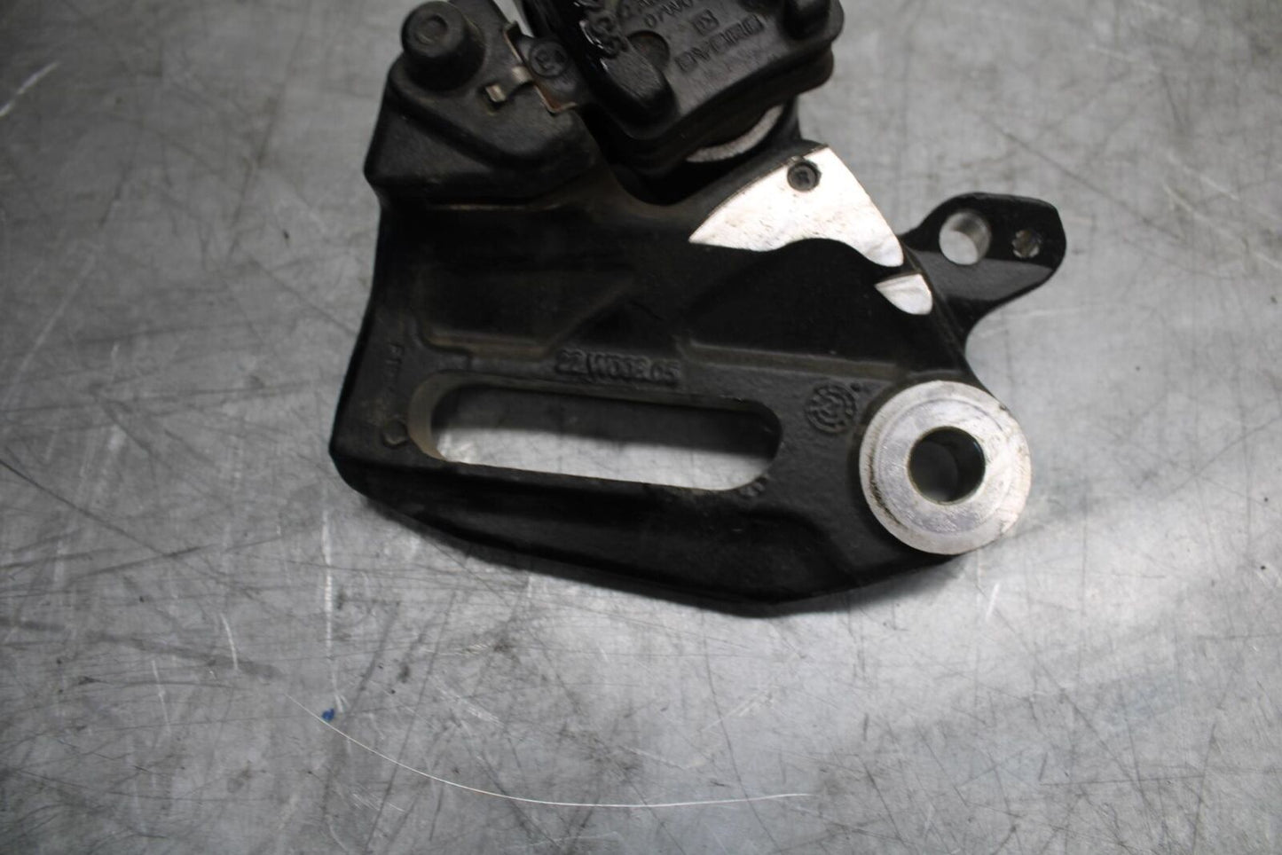 21 HUSQVARNA VITPILEN 401 REAR BACK BRAKE CALIPER W MOUNT BRACKET BB467