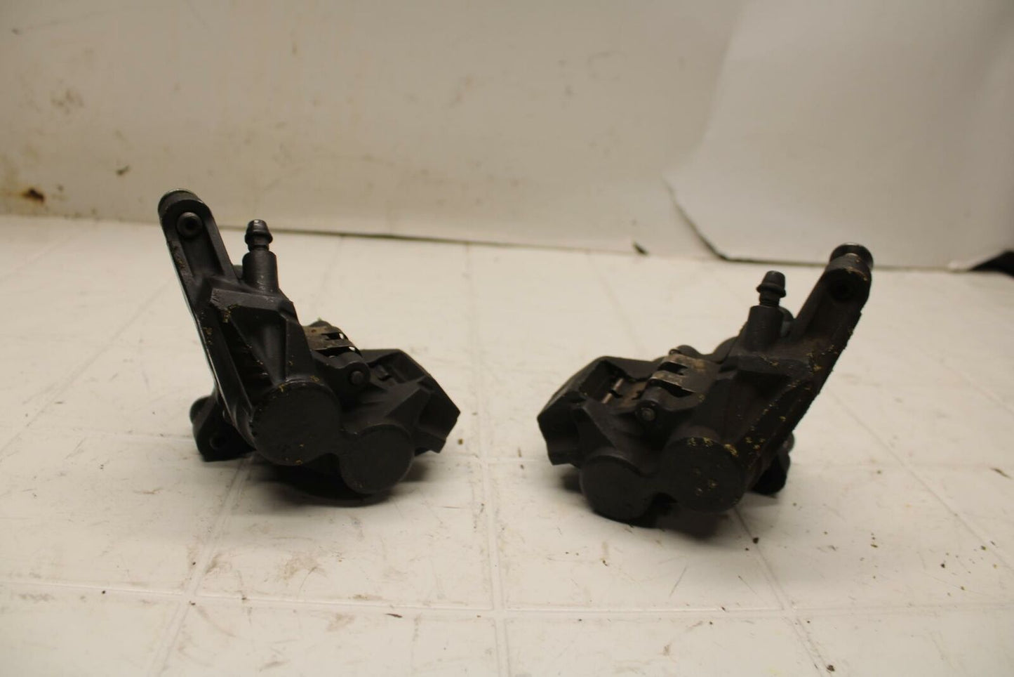 01-05 YAMAHA FZS1000 RIGHT LEFT FRONT BRAKE CALIPER SET PAIR CALIPERS BB10