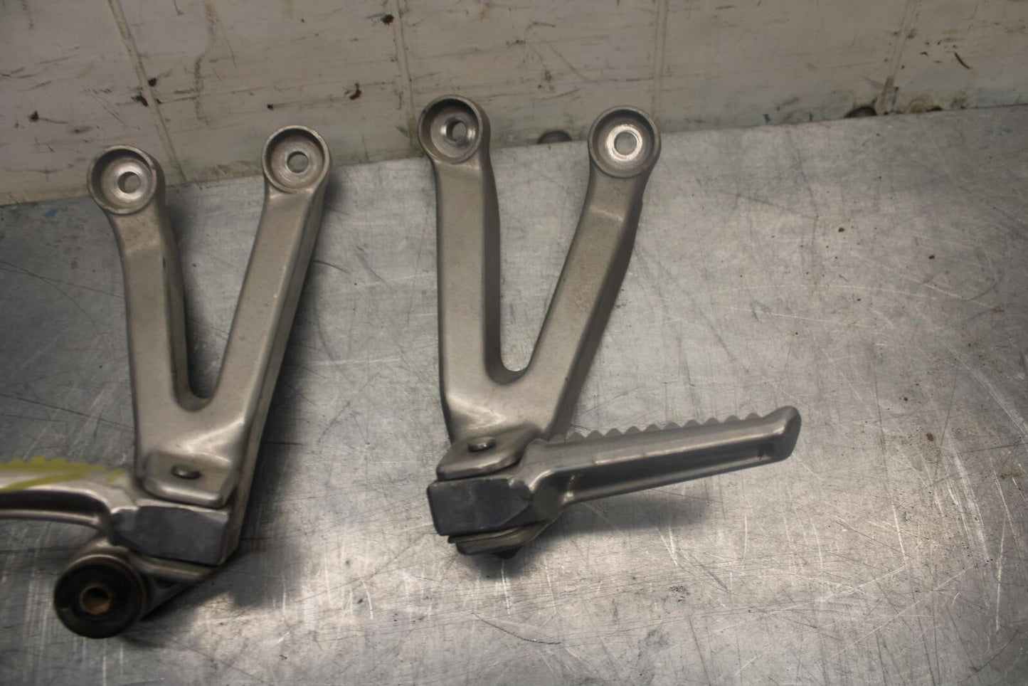 98-99 HONDA CBR900RR REAR BACK PASSENGER PEG SET PAIR BB458
