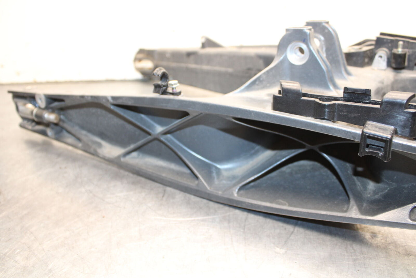 17-24 KTM 390 DUKE REAR SWINGARM BACK SUSPENSION SWING ARM BB734