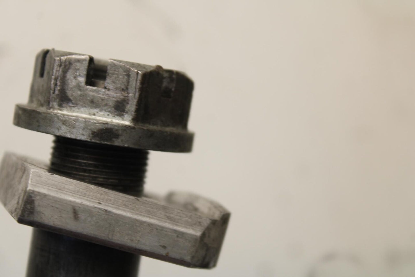 01-03 SUZUKI GSXR600 REAR AXLE BACK WHEEL RIM PIVOT BOLT AXEL 64711-33E10 BB639