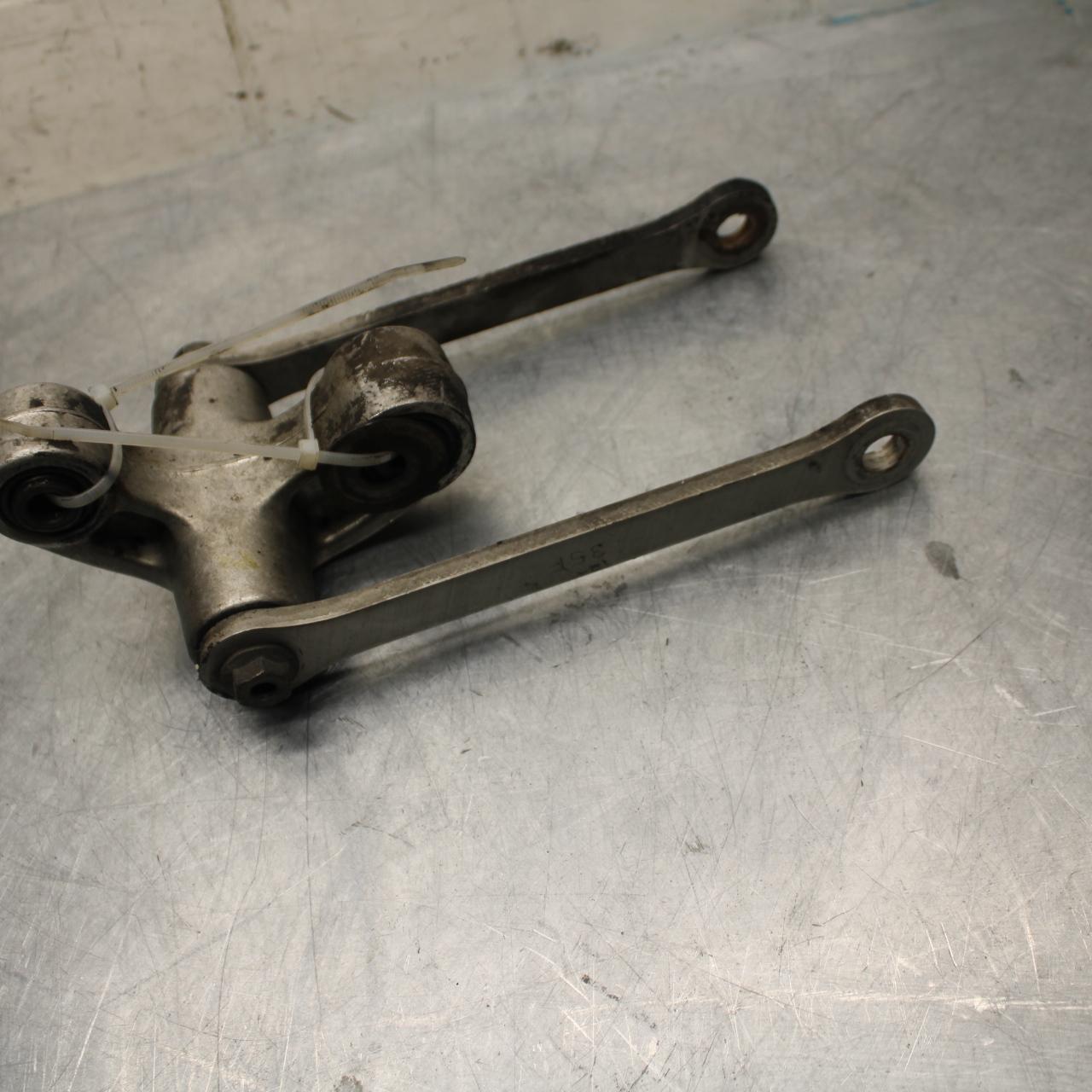 01 SUZUKI GSXR1000 REAR DOGBONE SHOCK LINKAGE LINK 62600-35870 BB06