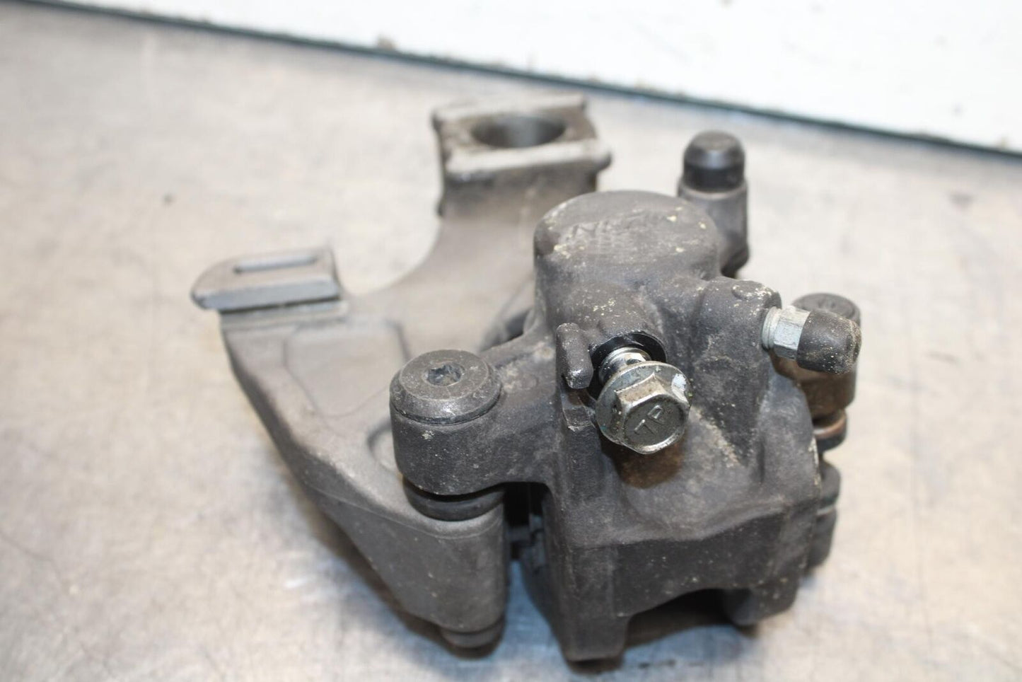 2011 Suzuki GSXR600 REAR BACK BRAKE CALIPER W MOUNT BRACKET 69100-47H10-999 BB94