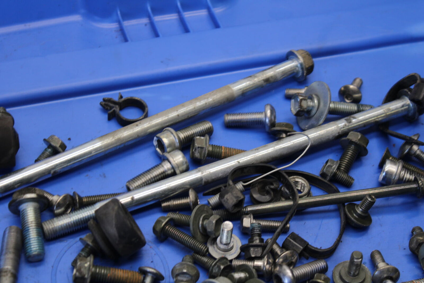 04 SUZUKI GSXR600 LEFTOVER MOUNTING BOLTS HARDWARE MOTOR SCREWS BB676