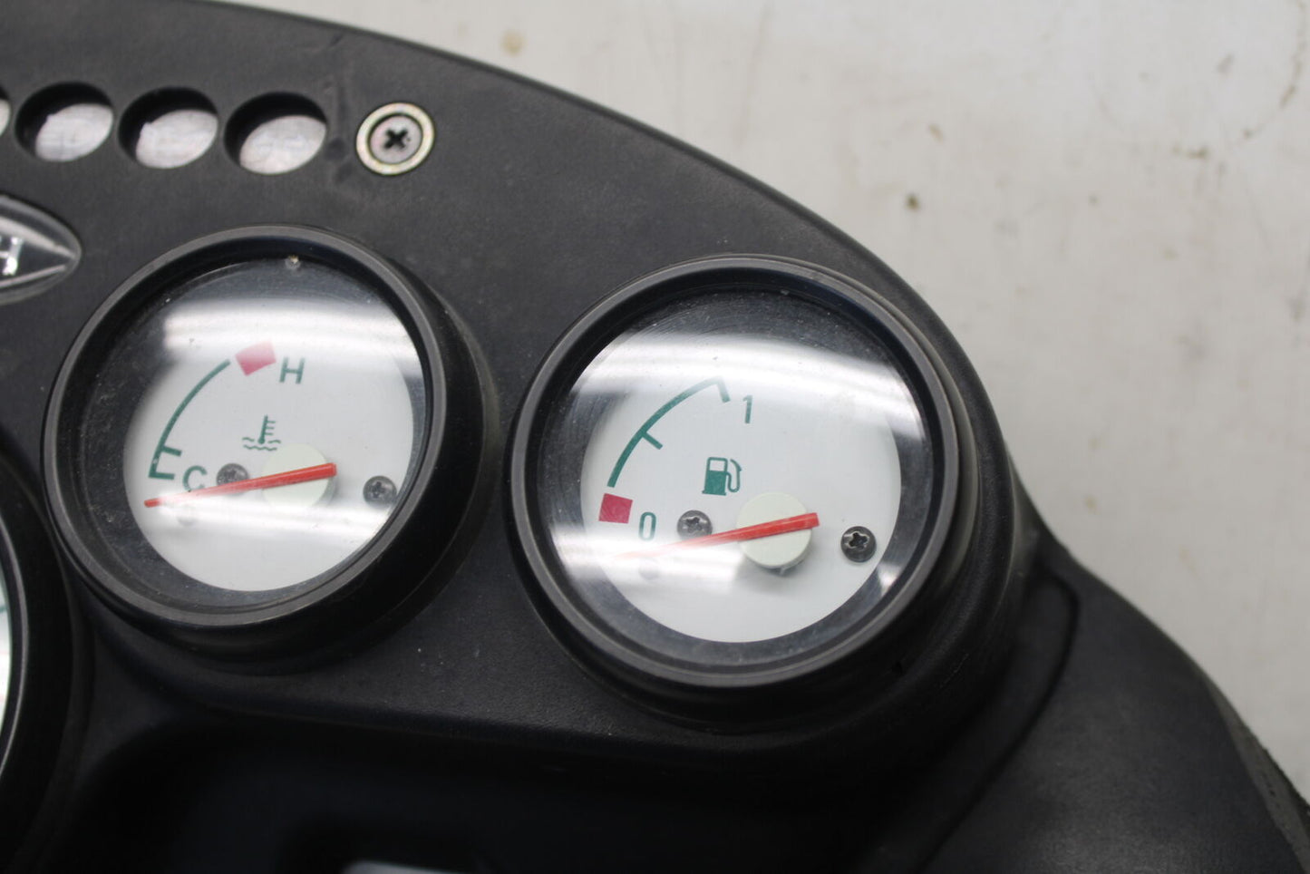 01-06 TRIUMPH TIGER 955I SPEEDO TACH GAUGES DISPLAY CLUSTER SPEEDOMETER BB693