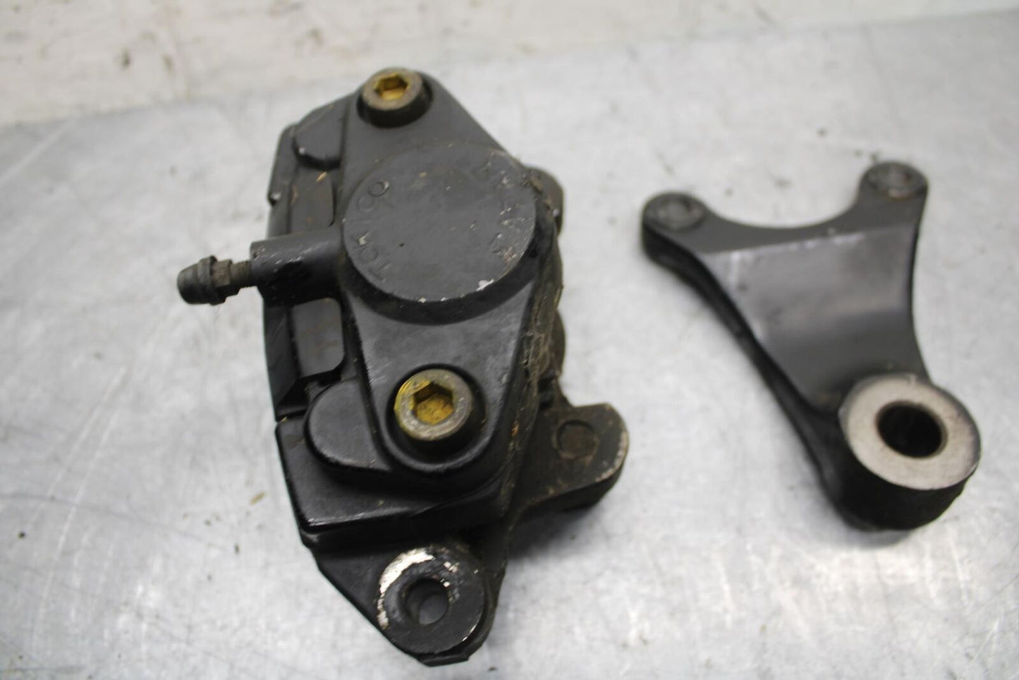 82-83 SUZUKI GS1100GL REAR BACK BRAKE CALIPER W MOUNT BRACKET BB30
